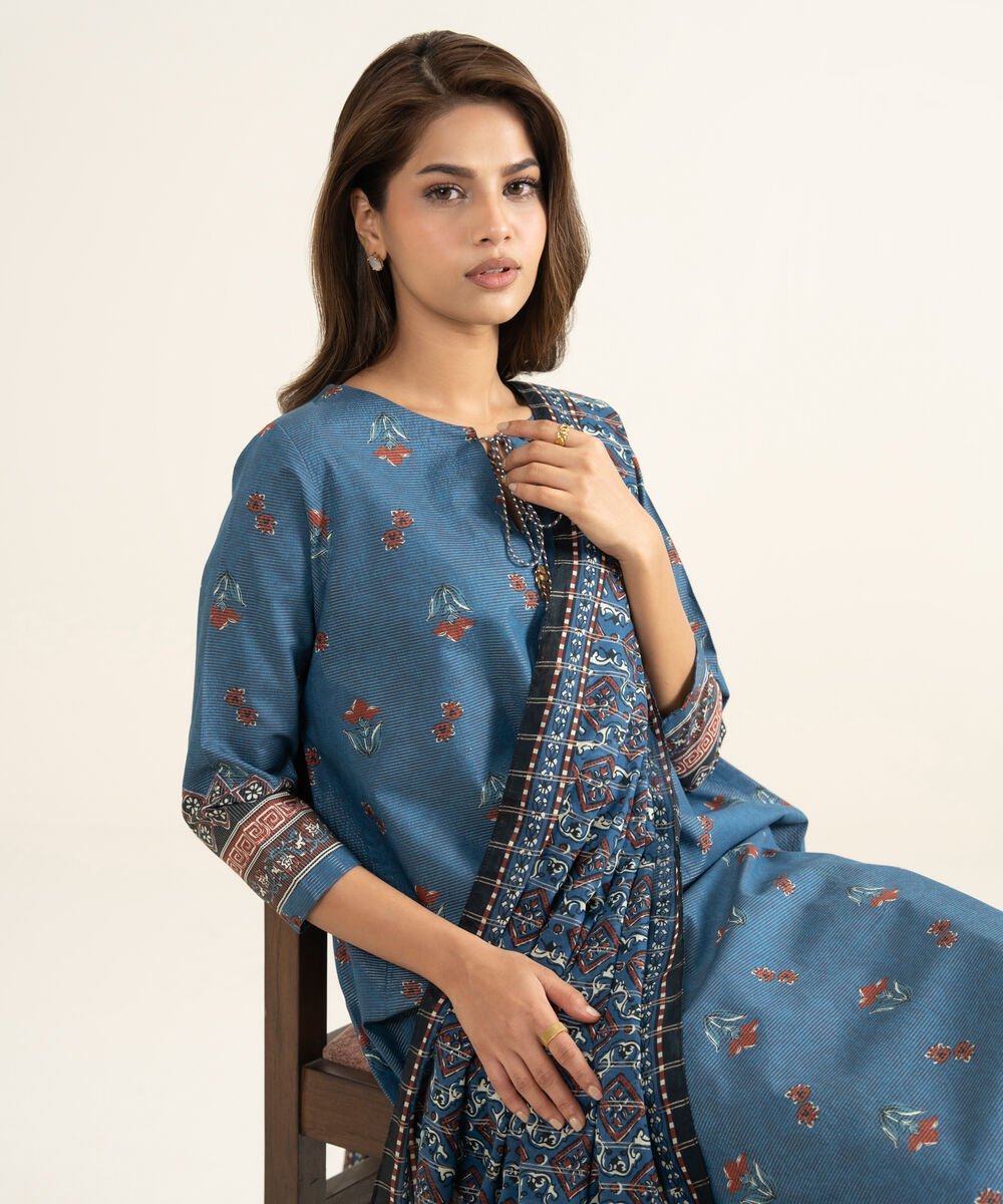 3PDYS26V1137_1 Zari Lawn Printed Blue 3 Piece Suit - Image 1