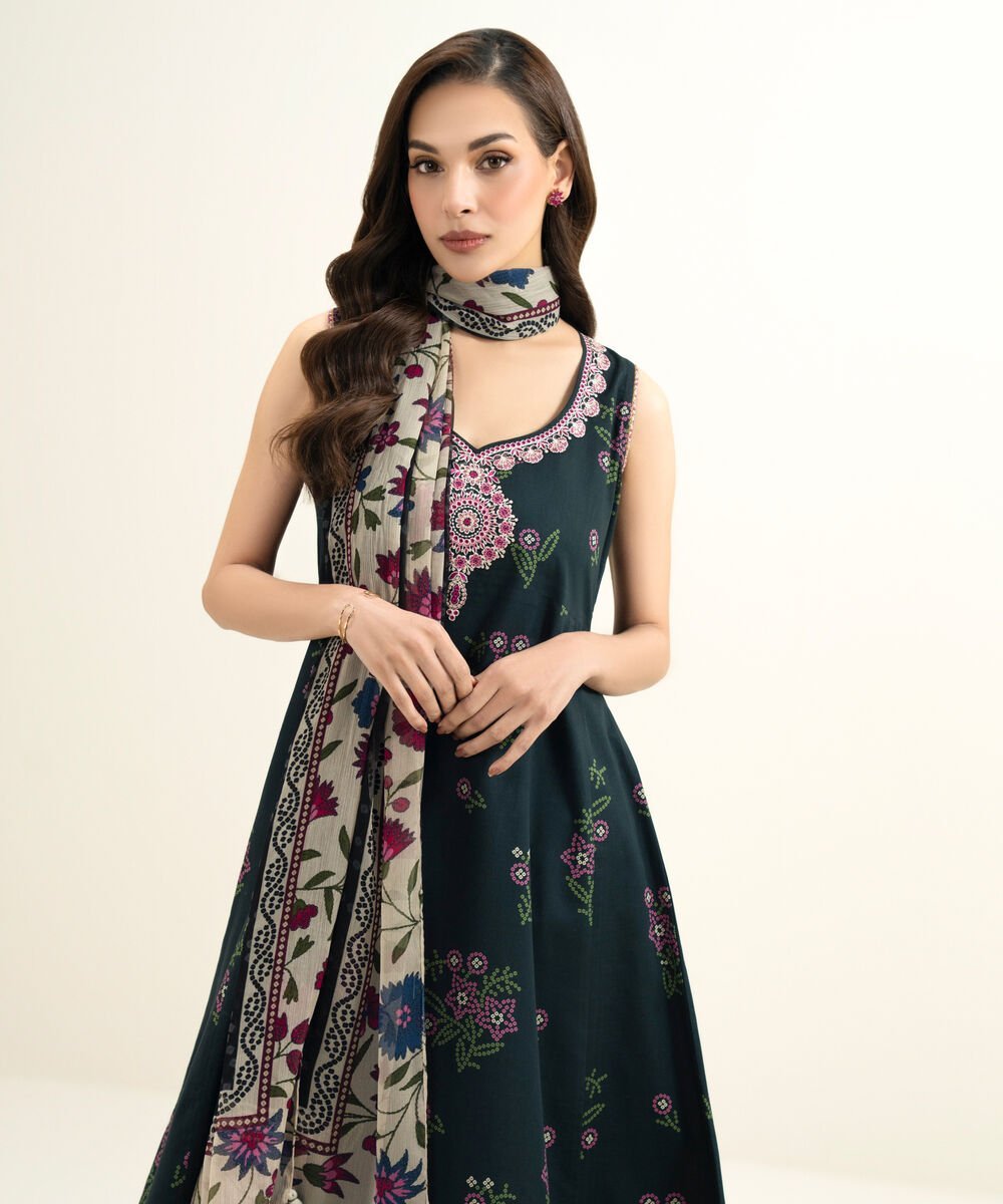 3PEDYS26V114_2-1.jpg Lawn Embroidered Black 3 Piece Suit - Image 1