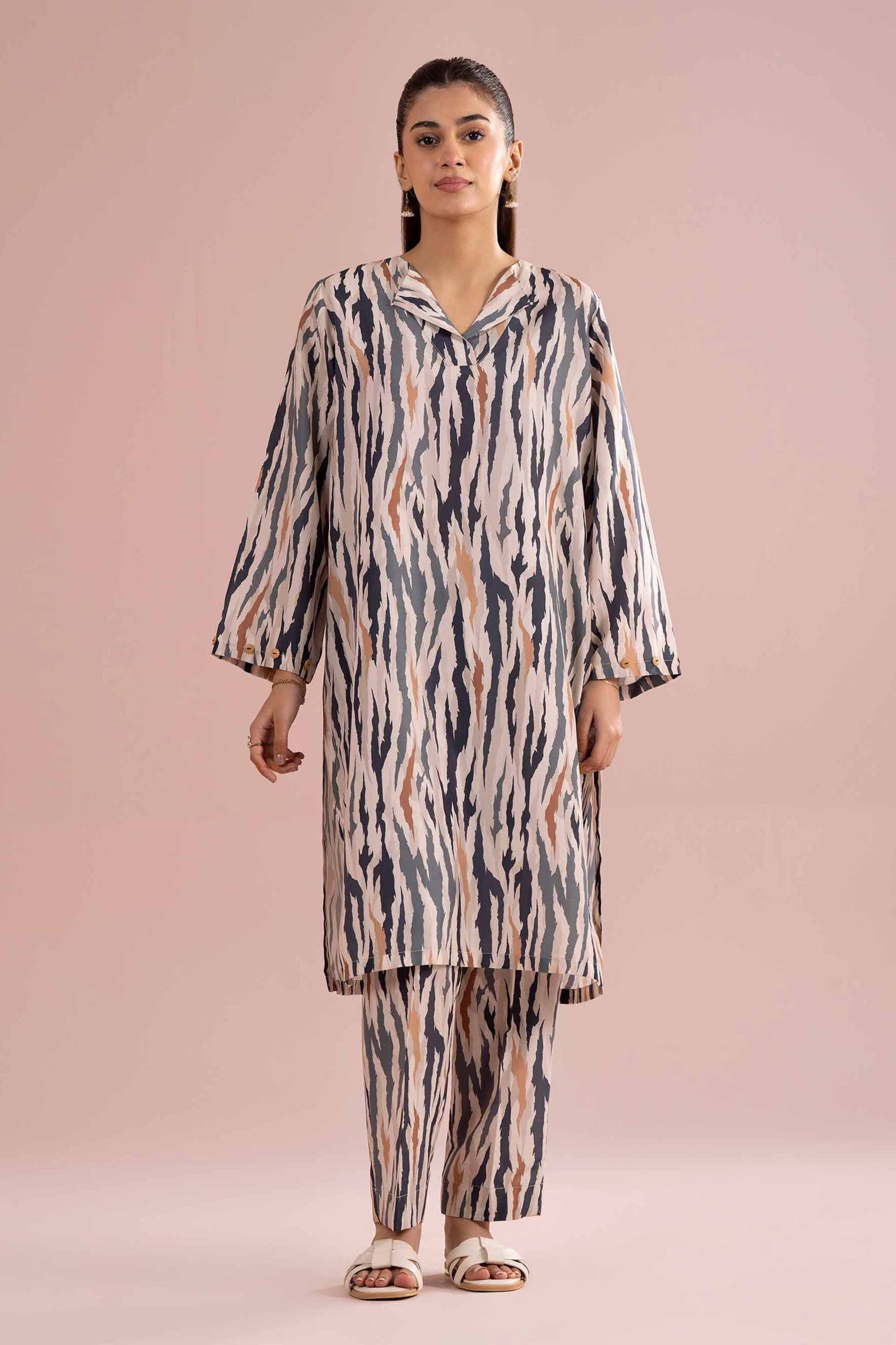 PE26-365-_3-1.jpg 2 Piece - Printed Suit - PE26-365 - Image 1