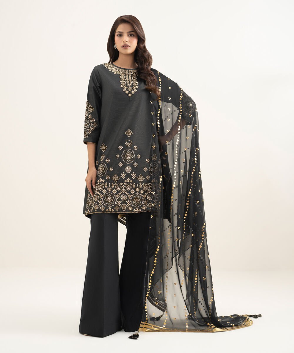 PESGS26V148B_2.jpg Zari Lawn Embroidered Black 3 Piece Suit