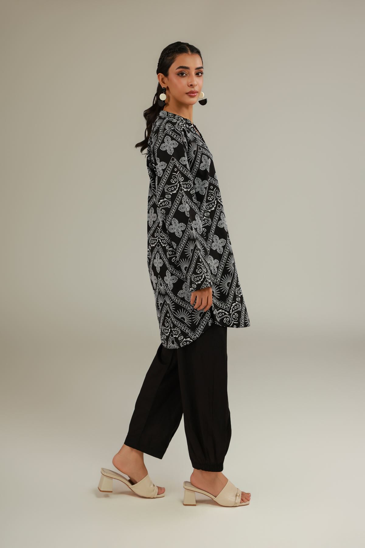 1-26-223-b-e1_multi_2.jpg Black Cambric Shalwar 1