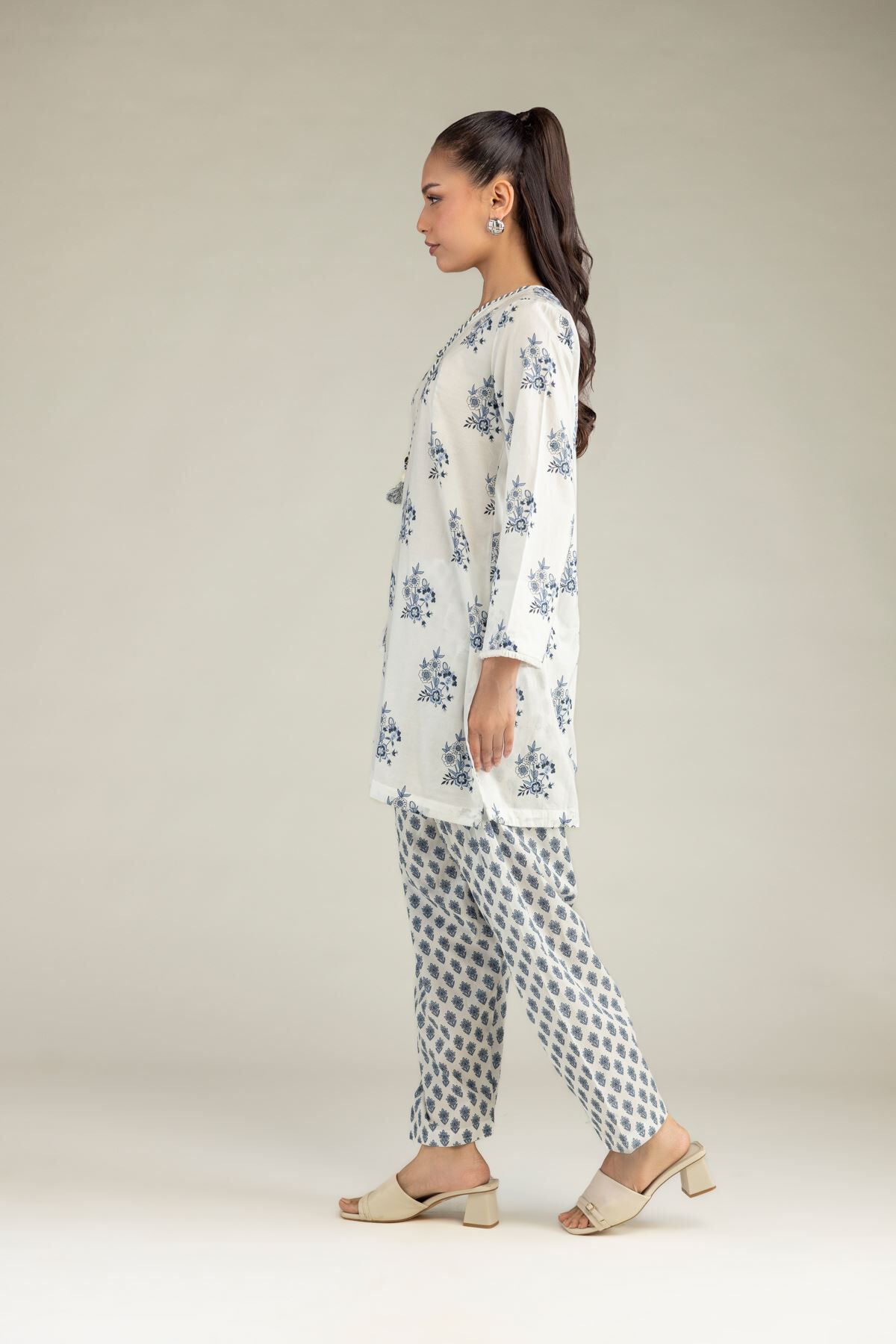 1-26-250-b-a1_multi_1-1.jpg Printed Cambric Shalwar 1