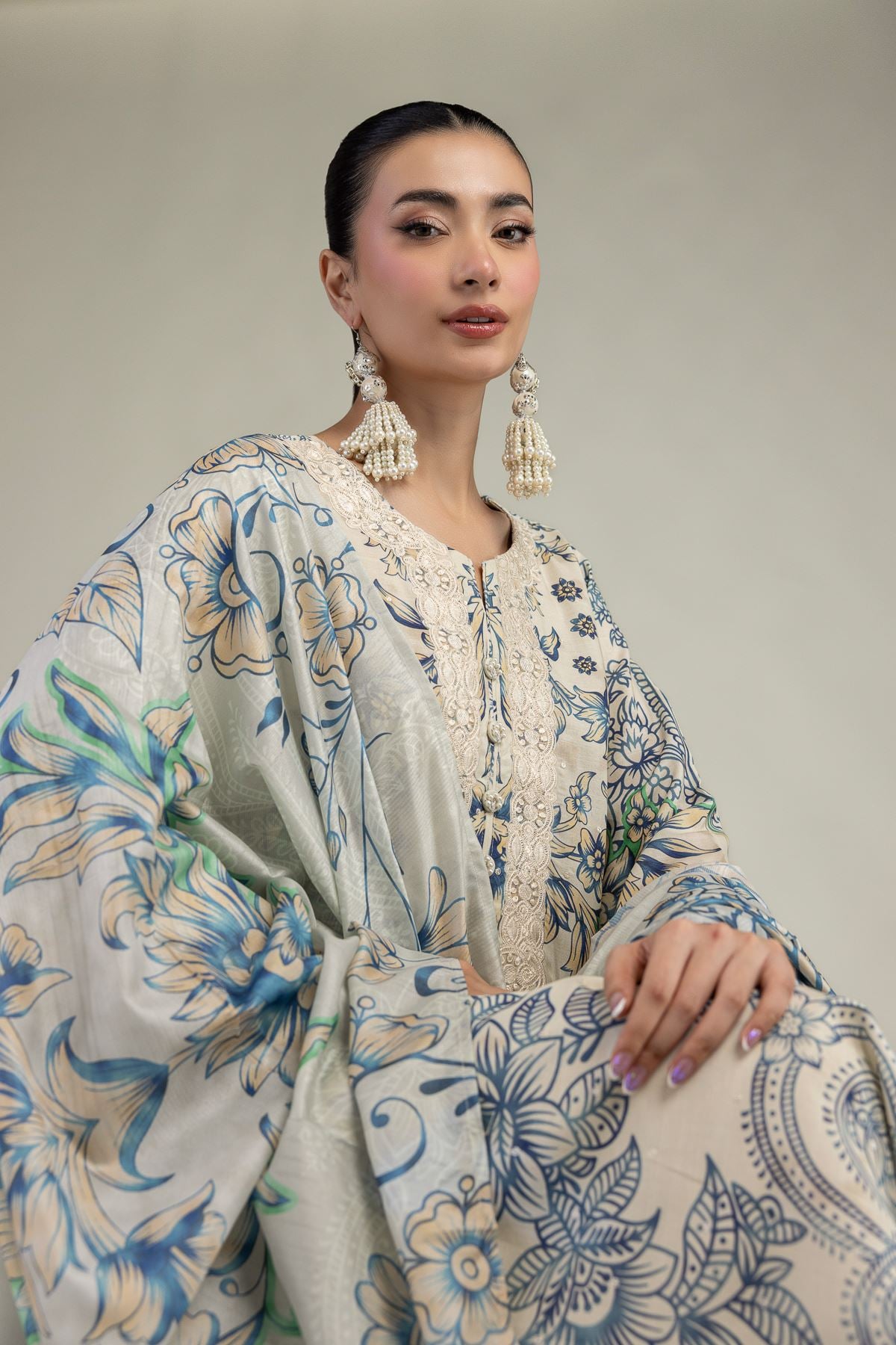 2-26-212-A-E1-VG_MULTI-1 Floral Round-Neck Kurta - V1