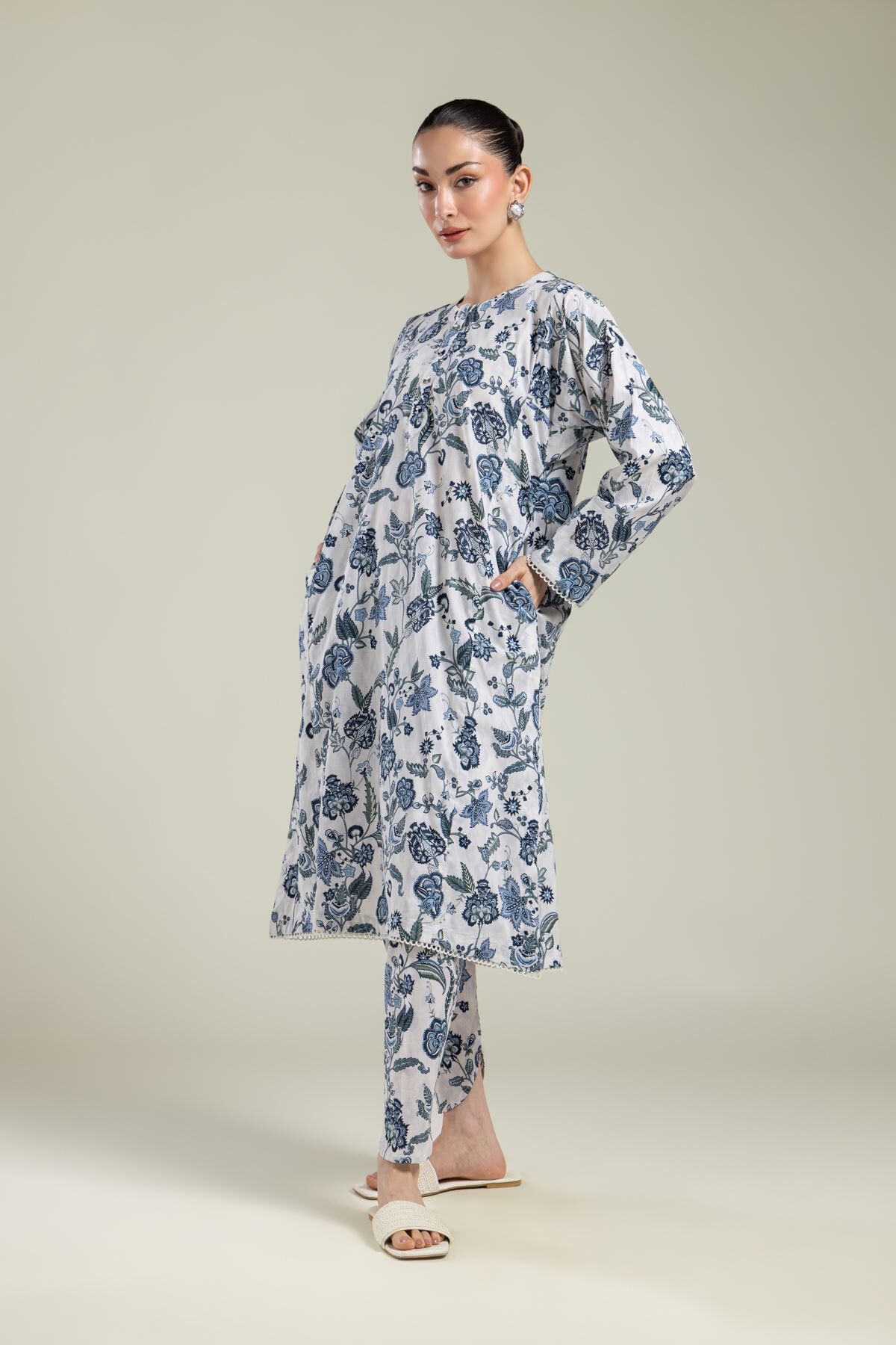 25-09-11e3-12bb_multi_1.jpg Floral Cambric Shalwar - View 1