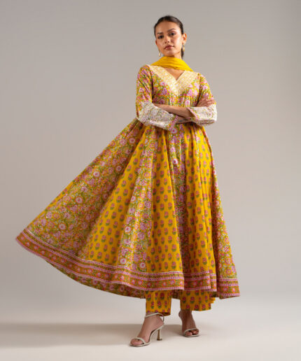 Yellow Lawn Pishwas Suit - View 2